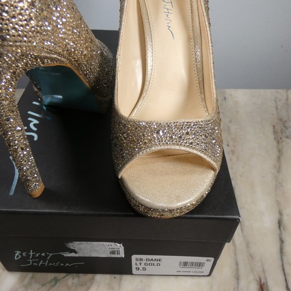 NiB SPARKLING Betsey Johnson Dane Peep Toe Pump, Light Gold, 9.5 - Picture 8 of 13